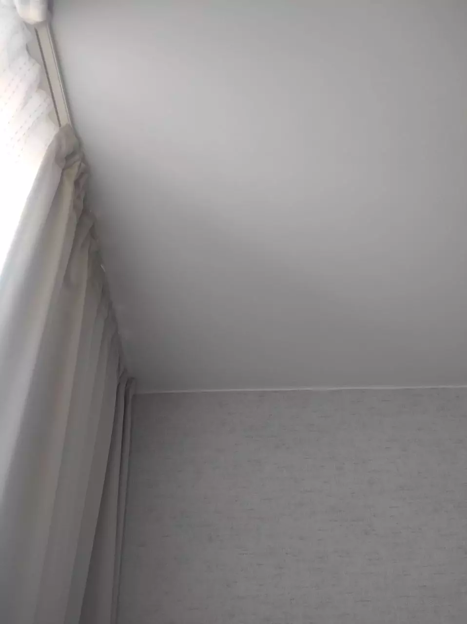 Сатиновый потолок для спальни