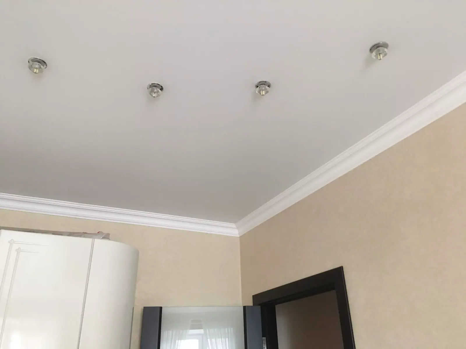 Матовый натяжной потолок в квартиру — Тюмень, Раушана Абдуллина, 2, фото 1