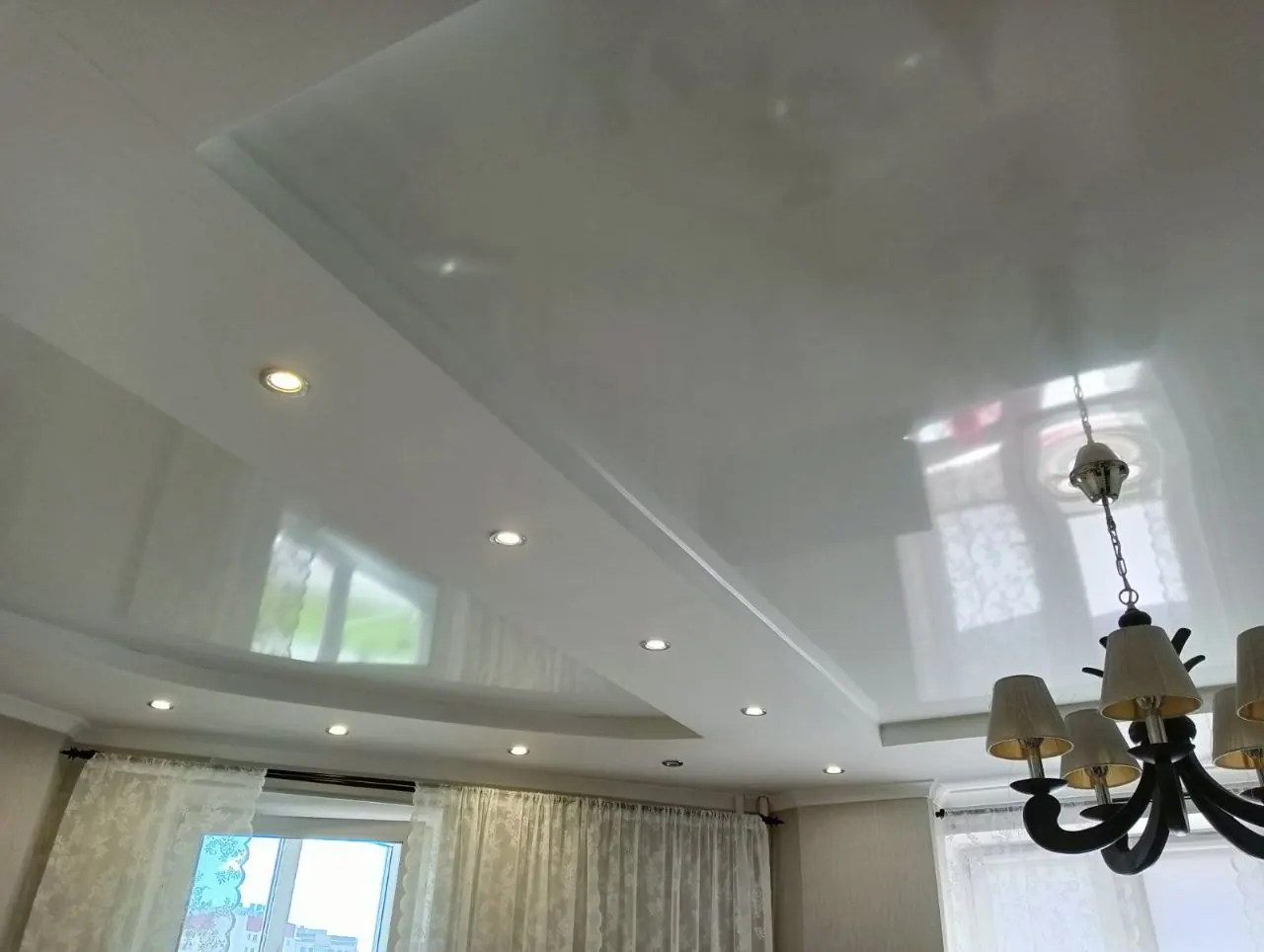 Глянцевый потолок с точечными светильниками — Тюмень, Валерии Гнаровской, 8 к1, фото 4